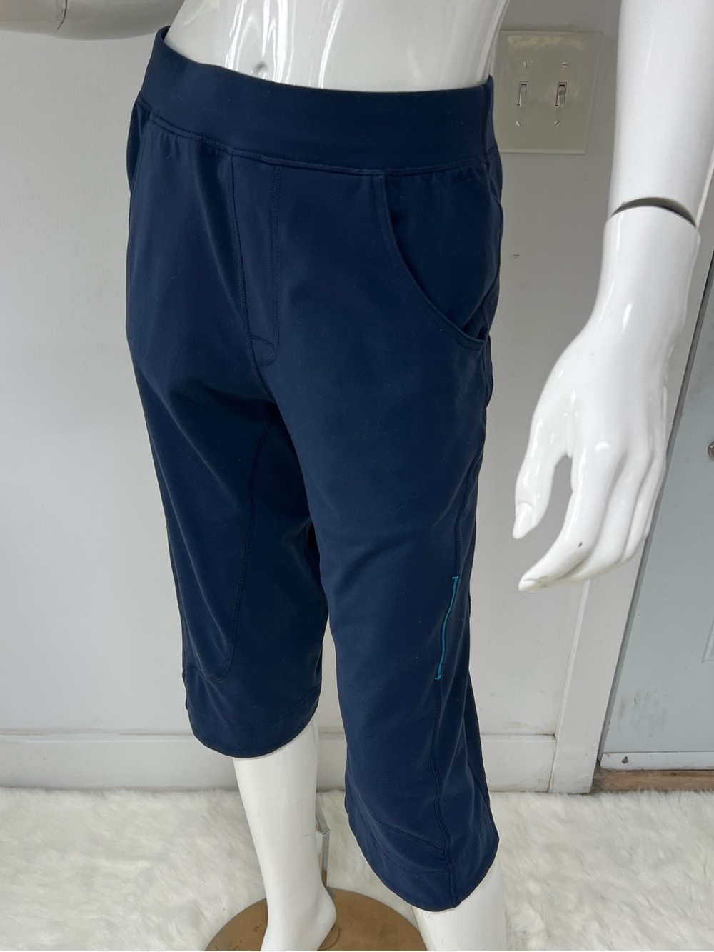 Lululemon cropped athletic capri pants, women size 8